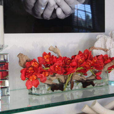 rojo Cymbidiums · aprox. 24 cm en el 24″ Casa Moderna macetero de plato de vidrio · aprox. 24 cm