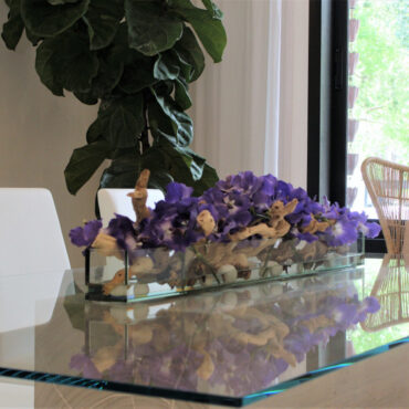 Purple Vandas · aprox. 48 cm en el 48″ Casa Moderna macetero de plato de vidrio · aprox. 48 cm