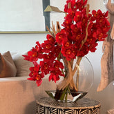 rojo Cymbidiums en Moon en el jarrón