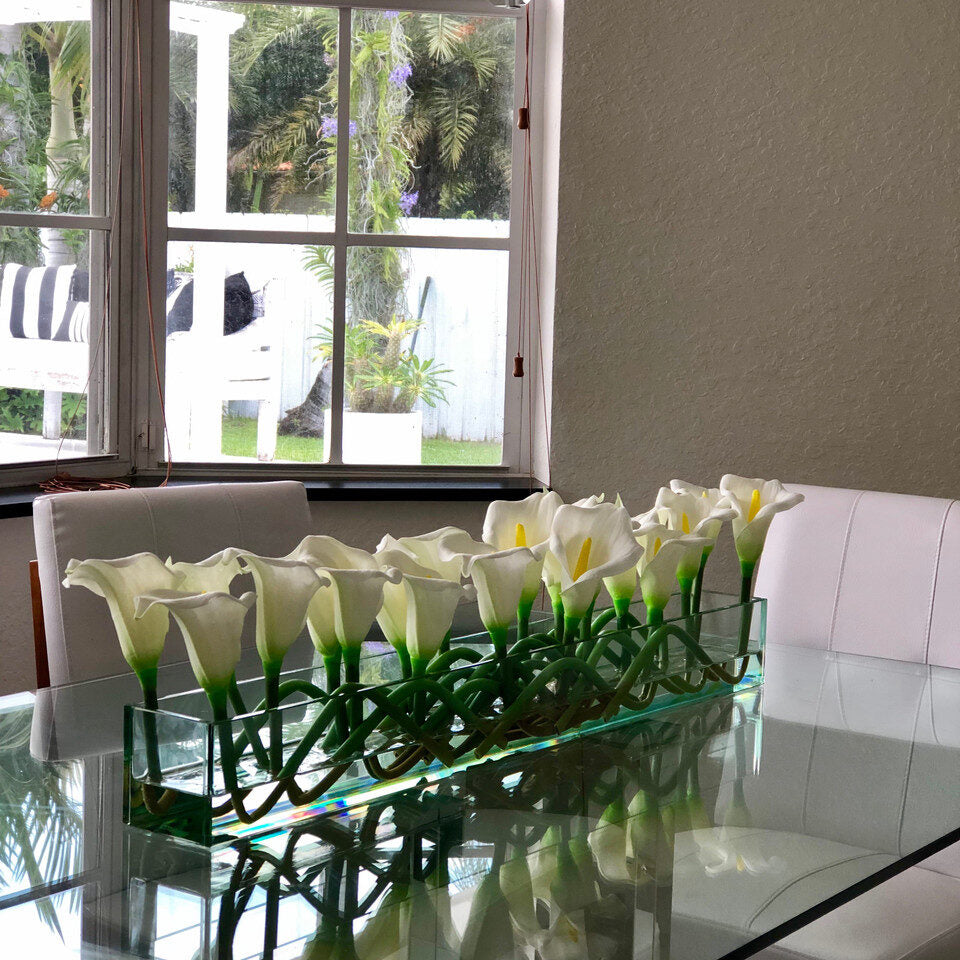 callas blancas macetero de plato de vidrio ·