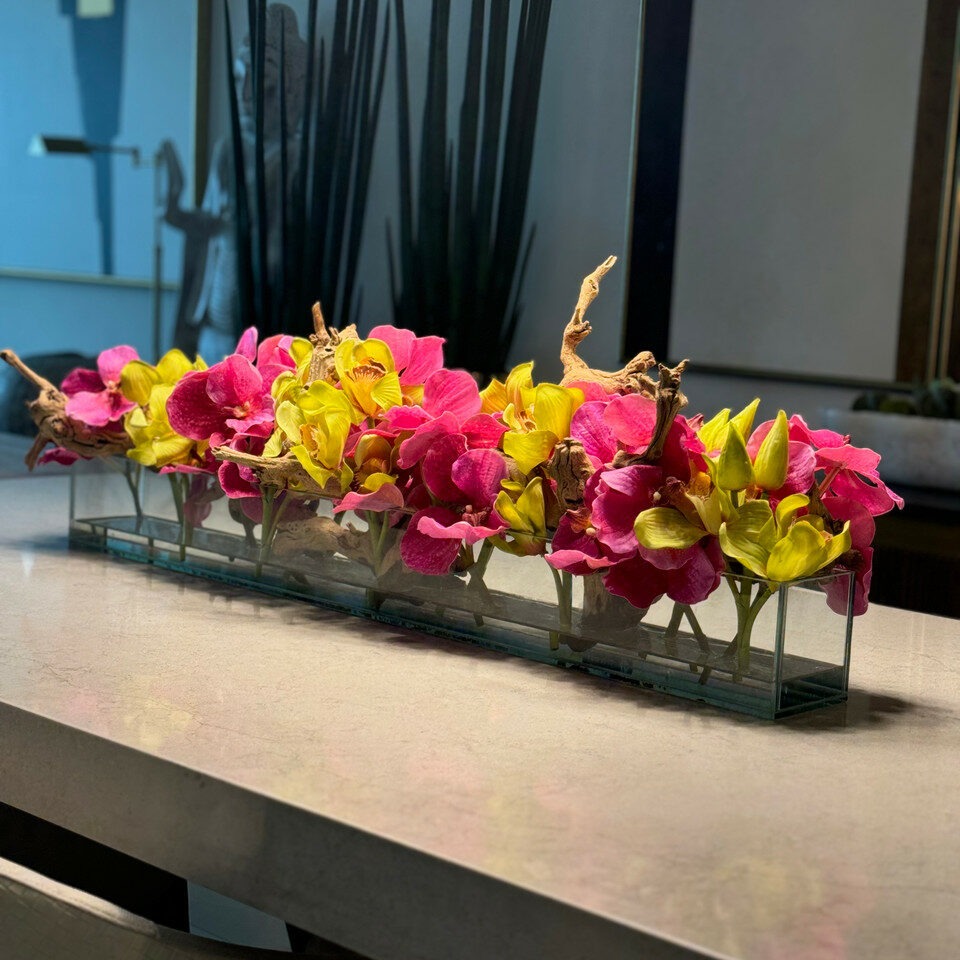 Rosa Vandas y Grün Cymbidiums en el Casa Moderna vidrio macetero