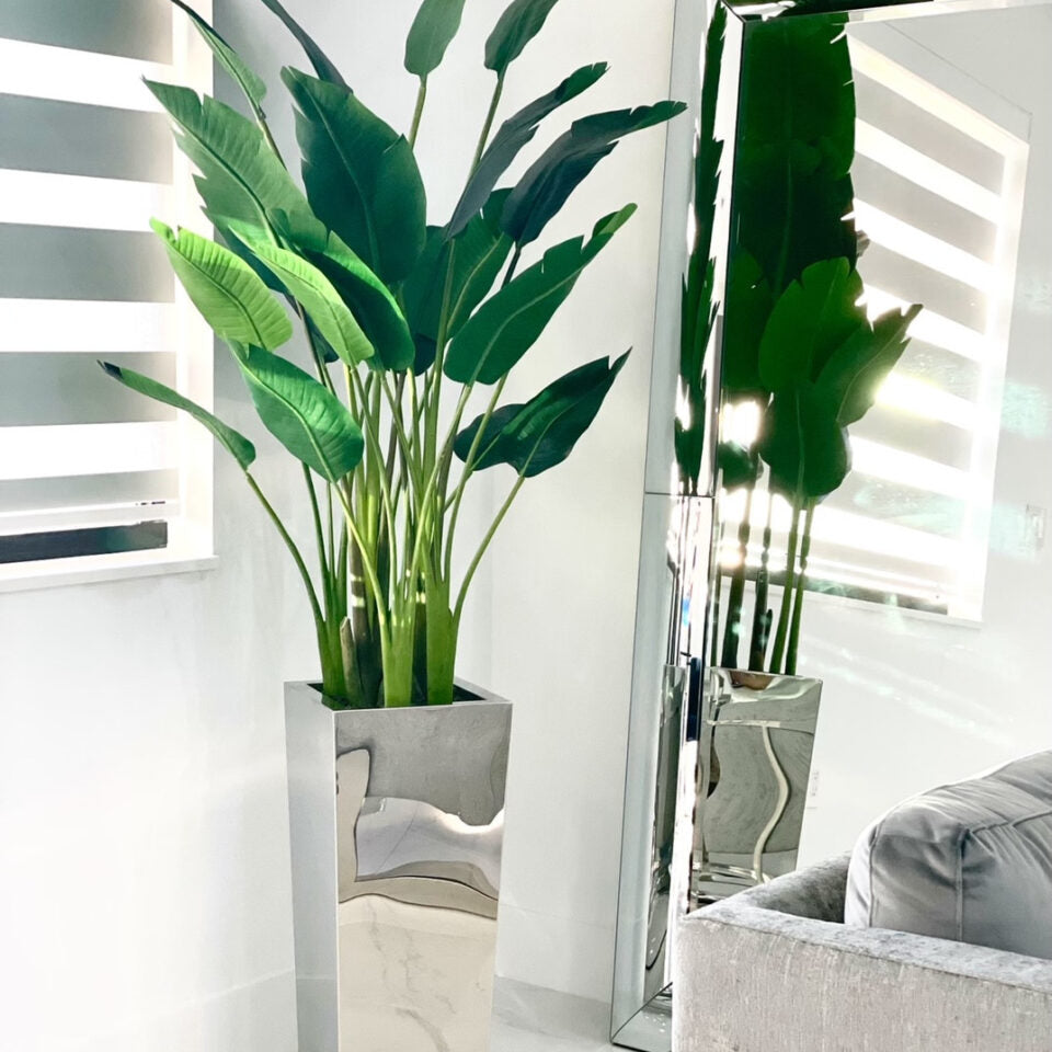 Macetero de acero inoxidable con forma de flor de ave del paraíso en cubo mediano