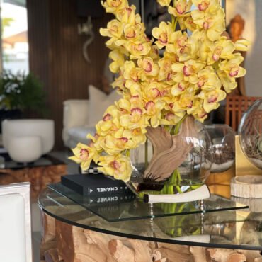 amarillo Cymbidiums en Moon en el jarrón