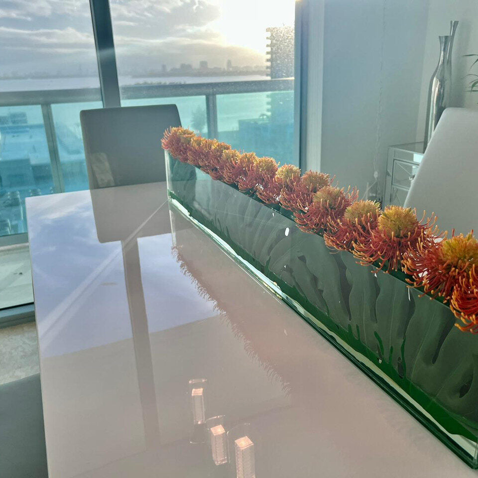 Flores de protea naranja y amarillo delgadas