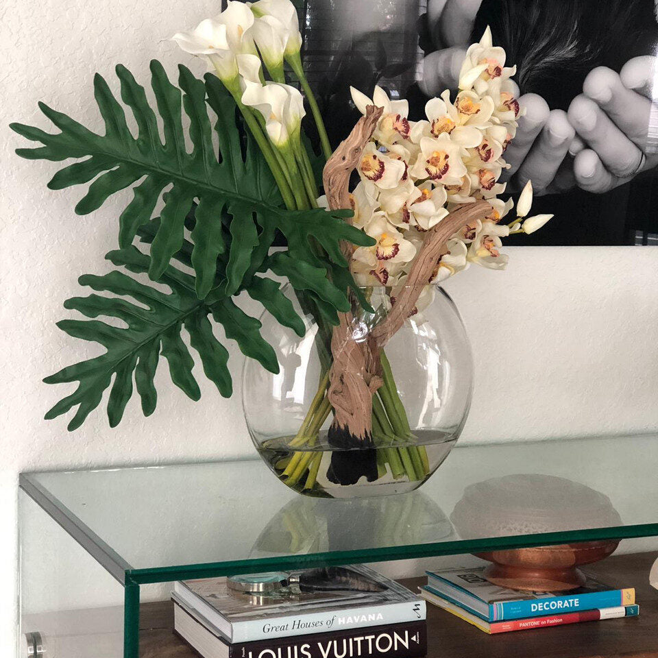 Cymbidiums y callas en el jarrón Luna
